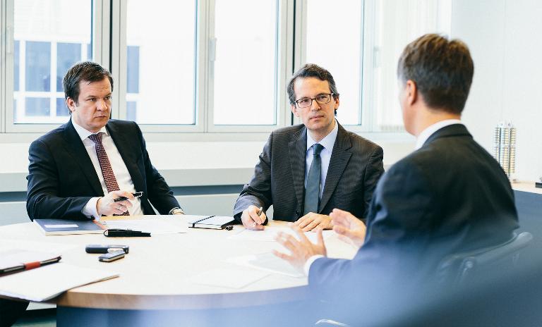 Roland Berger's Jochen Gleisberg (l.) and Philipp Grosse Kleimann (m.) talking to BMW's Harald Krüger