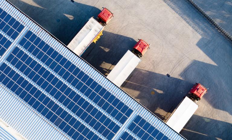 New powertrains and digital technologies are compelling
truck manufacturers to reassess their approach to vehicle
sales and service networks.