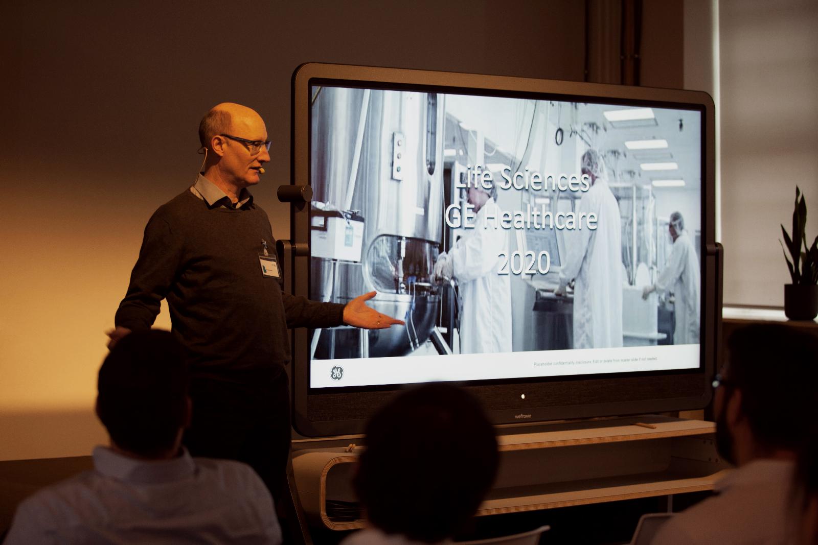 Dr. Dirk Voelkel presenting his key insights to create a shift from incremental to explorative innovation