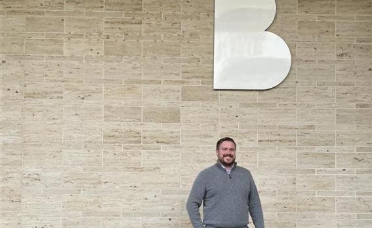 Alex in front of the Munich office entrance