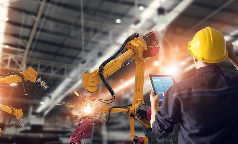 OEMs und Zulieferer stehen operativ und finanziell unter Druck: Sie müssen traditionelle und alternative Antriebe parallel entwickeln und möglichst flexibel fertigen. Zusätzlich erfordern Digitalisierung und steigende Kundenerwartungen in Sachen Nachhaltigkeit eine fundamentale Transformation in der Produktion.