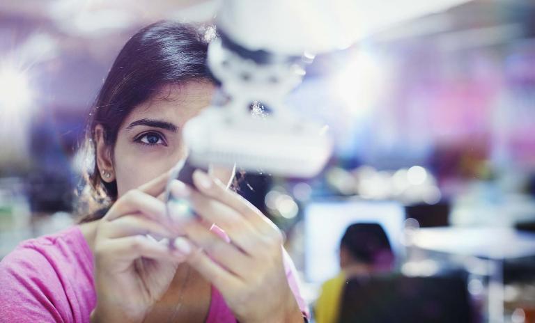 In vielen Unternehmen übersteigen die Entwicklungskosten seit Jahren die geplanten Budgets. Verantwortlich dafür sind neben technischen Innovationen vor allem Systemkomplexität und wachsender Dokumentationsaufwand.