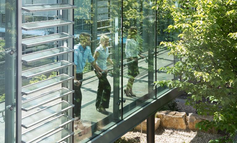 Could an increase in smart offices help countries reach the ambitious carbon reduction goals set by the UN Paris Agreement?