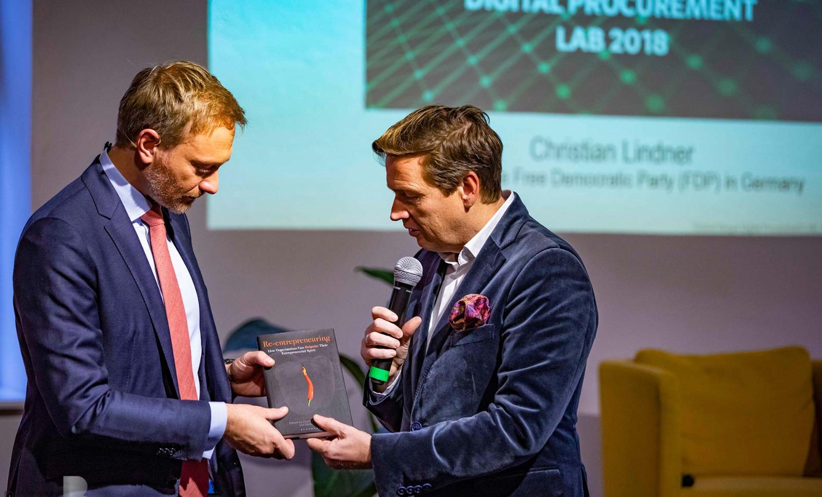 Sven Marlinghaus presents Christian Lindner with Roland Berger's latest book "Re-entrepreneuring".