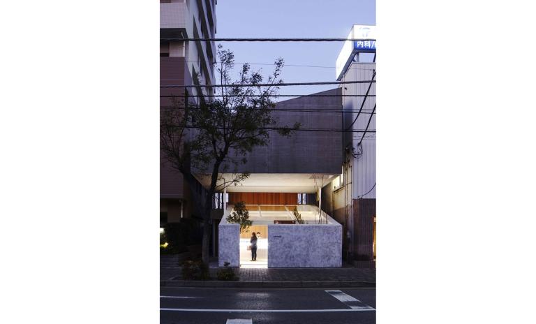 永山が設計した「勝田台のいえ」。1階はケーキ店、2階はオーナーの住居となっている(撮影:Daici Ano)