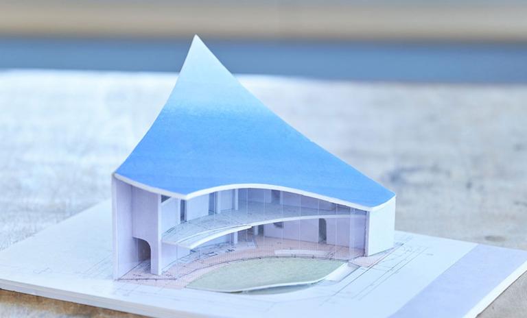 名古屋市に計画しているカフェとイベントスペースからなる複合施設である。 都会の喧噪を忘れる緑あふれるカフェ空間を目指し、角地を活かした配置計画と3層吹抜けになる内部空間を包み込む大屋根によって、内部環境に落ち着きと開放性を持たせている。