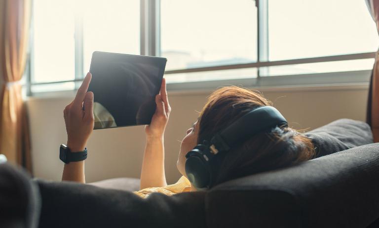 Knapp zwei Drittel der unter 30-Jährigen geben an, dass sie in den letzten 12 Monaten ihre abobasierte Streaming-Sehzeit erhöht (21,4 Prozent) oder sogar stark erhöht (42,3 Prozent) haben.