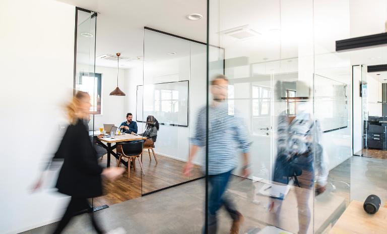 Rund 415.000 Menschen sind derzeit hierzulande bei Startups und Scaleups beschäftigt.
Gelingt es Deutschland, das "Niveau" der USA – gemessen im prozentualen Anteil der in
Startups und Scaleups Beschäftigten an der Gesamtbeschäftigung – zu erreichen, könnten es
2030 schon 3,7 Millionen sein.