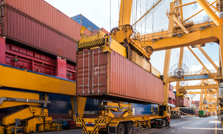 Unloading of containers in the port
