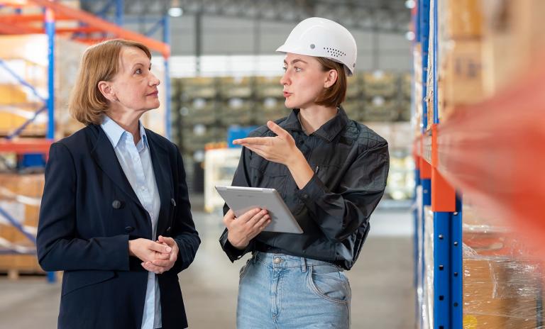 Bankberater und Kunde im Gespräch