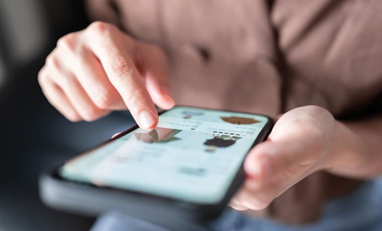 Sélection d'un produit dans la boutique en ligne sur mobile