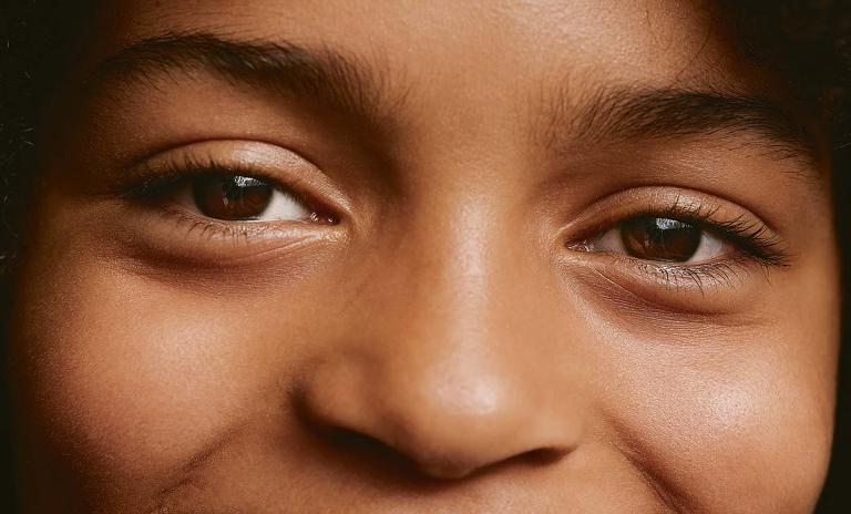 A close-up photo of a child’s face. (c) Robert Rieger