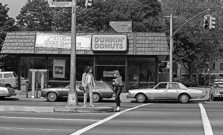 DONUTS ZU DOLLAR: Das Foto von 1984 zeigt einen Dunkin’-Donuts-Laden am Woodhaven Boulevard, Ecke 63rd Drive, im New Yorker Stadtteil Queens.