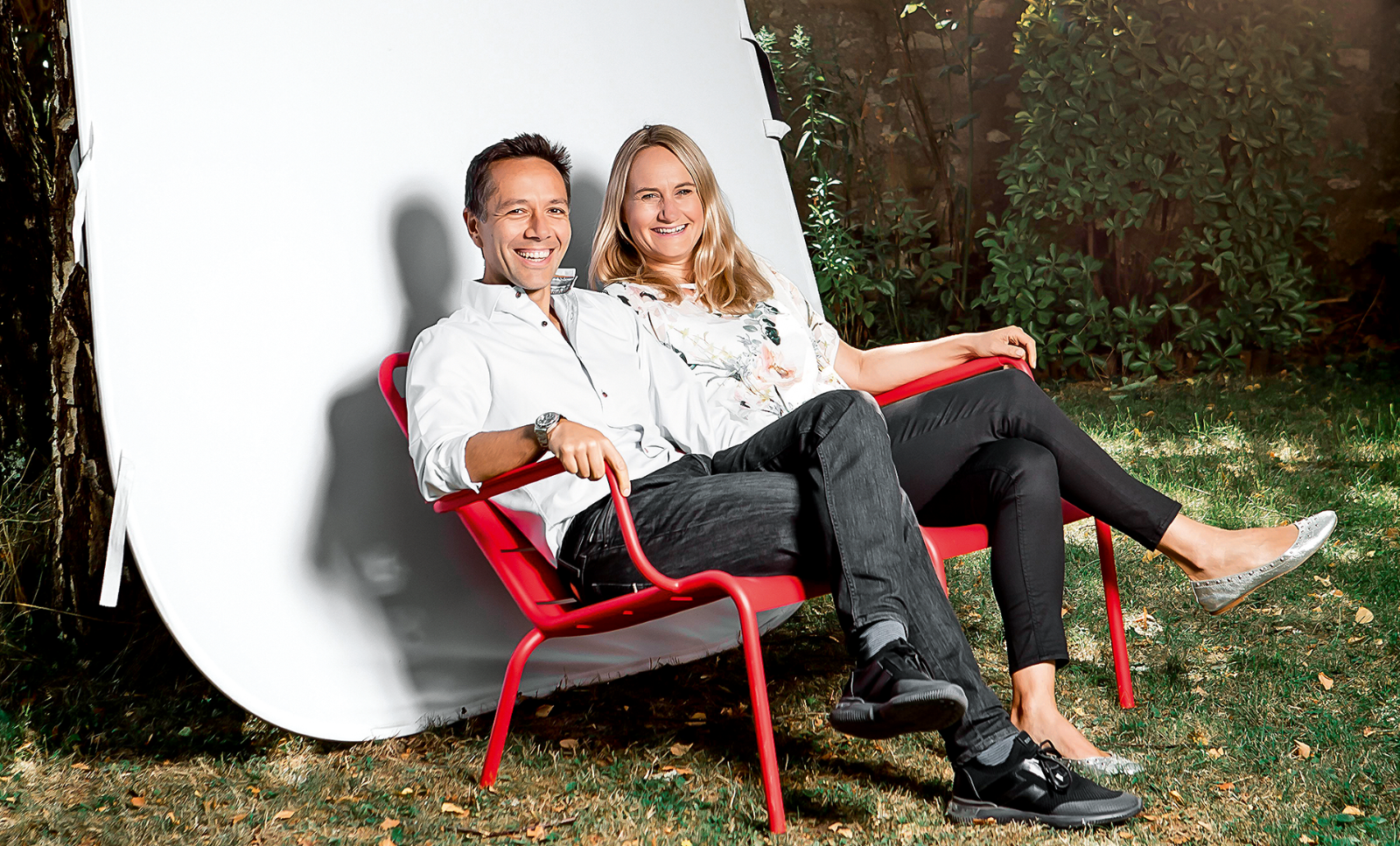 Jennifer Petriglieri and her husband Gianpiero sit with crossed legs in a lawn chair. (c) Leo-Paul Ridet/Countour/Getty Images