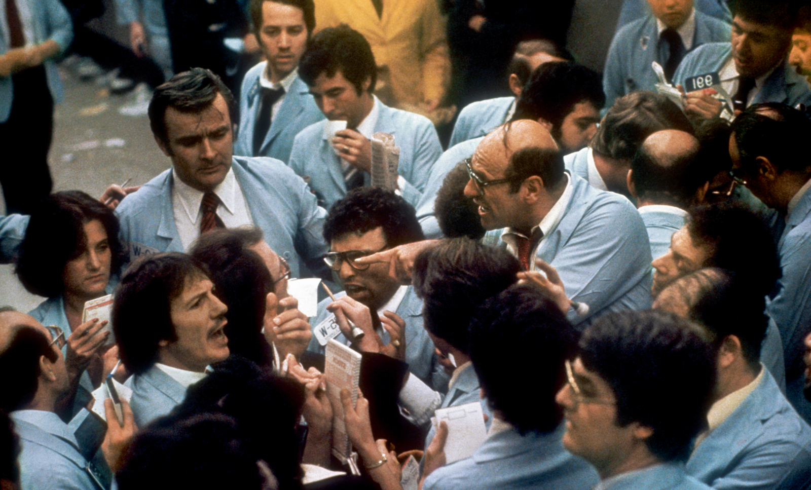 Das Foto zeigt eine hektische Szene an der New Yorker Börse. Einige Broker rufen, einer zeigt mit dem Finger auf einen anderen. (c) Burt Glinn/Magnum Photos/Agentur Focus