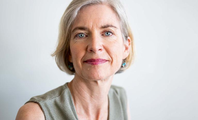 A portrait of Nobel Prize winner Jennifer Doudna sitting on a sofa with crossed legs and hands on knees. (c) Winni Wintermeyer 2020/Redux/laif