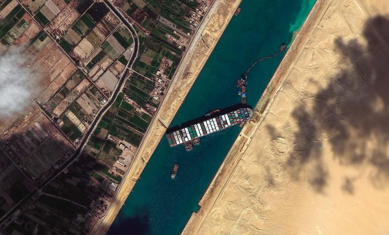 A satellite image shows the ship Ever Given stuck in the Suez Canal. (c) Getty Images/DigitalGlobe/ScapeWare3d