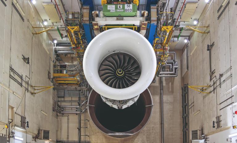 Ein Flugzeugtriebwerk steht in einer Werkhalle bereit, um mit nachhaltigem Flugkraftstoff getestet zu werden.