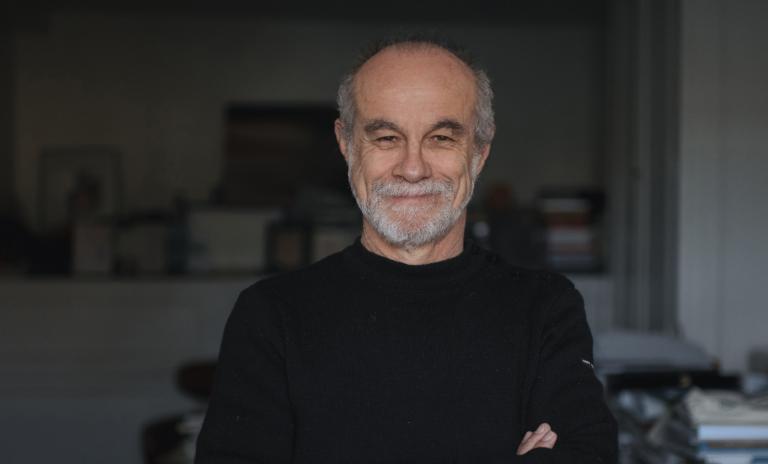 Ein Brustbild von Carlos Moreno, der lächelnd direkt in die Kamera schaut.