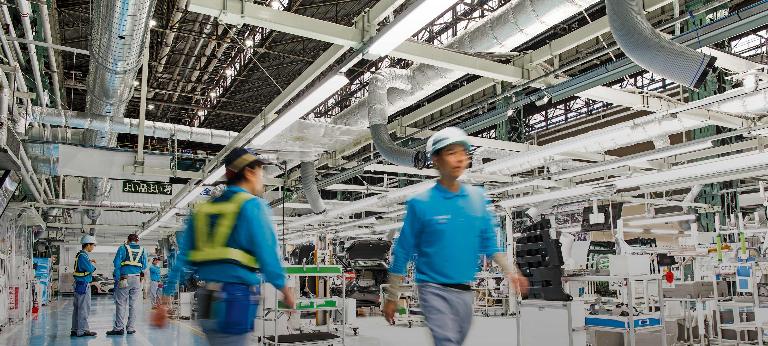 Mitarbeiter mit Schutzhelmen machen eine Pause an der Produktionslinie Toyota Mirai im Motomachi-Werk des Unternehmens.