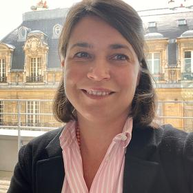 Claire, Partner